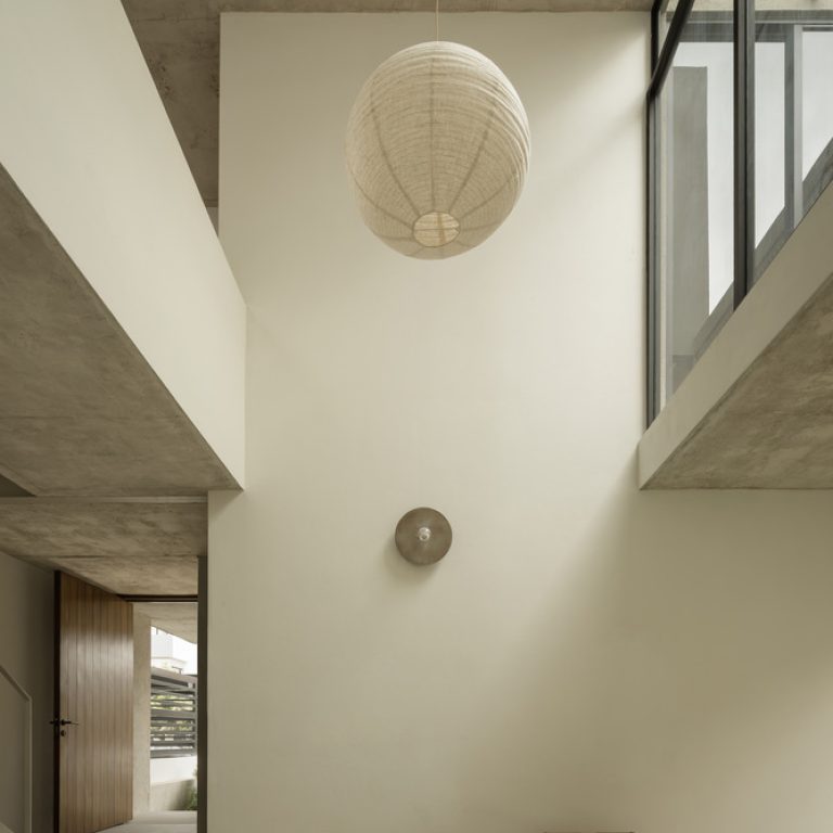 Casa Bosques Vallarta en Zapopan: Arquitectura de Patios y Concreto | Díaz Webster