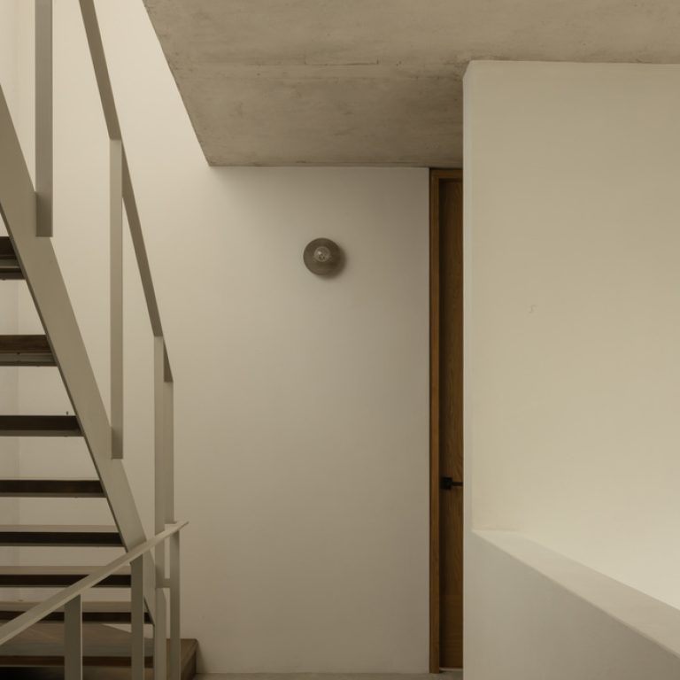 Casa Bosques Vallarta en Zapopan: Arquitectura de Patios y Concreto | Díaz Webster