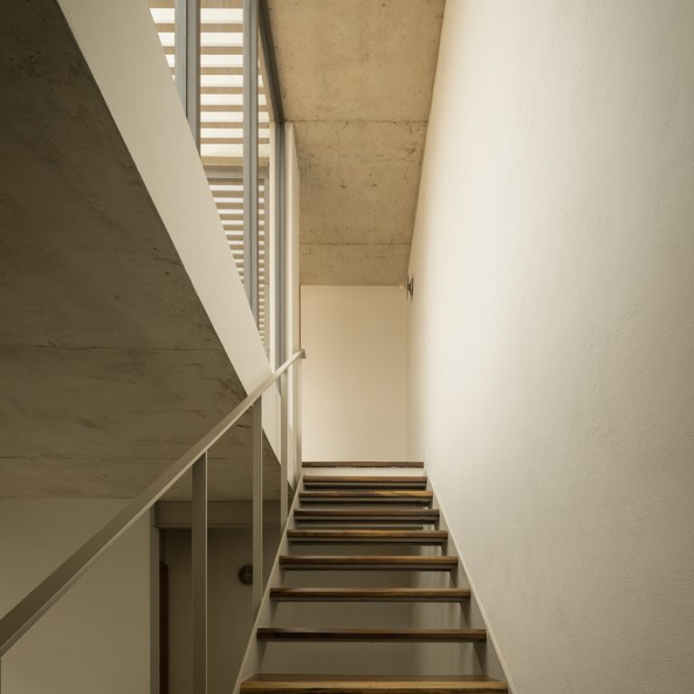 Casa Bosques Vallarta en Zapopan: Arquitectura de Patios y Concreto | Díaz Webster