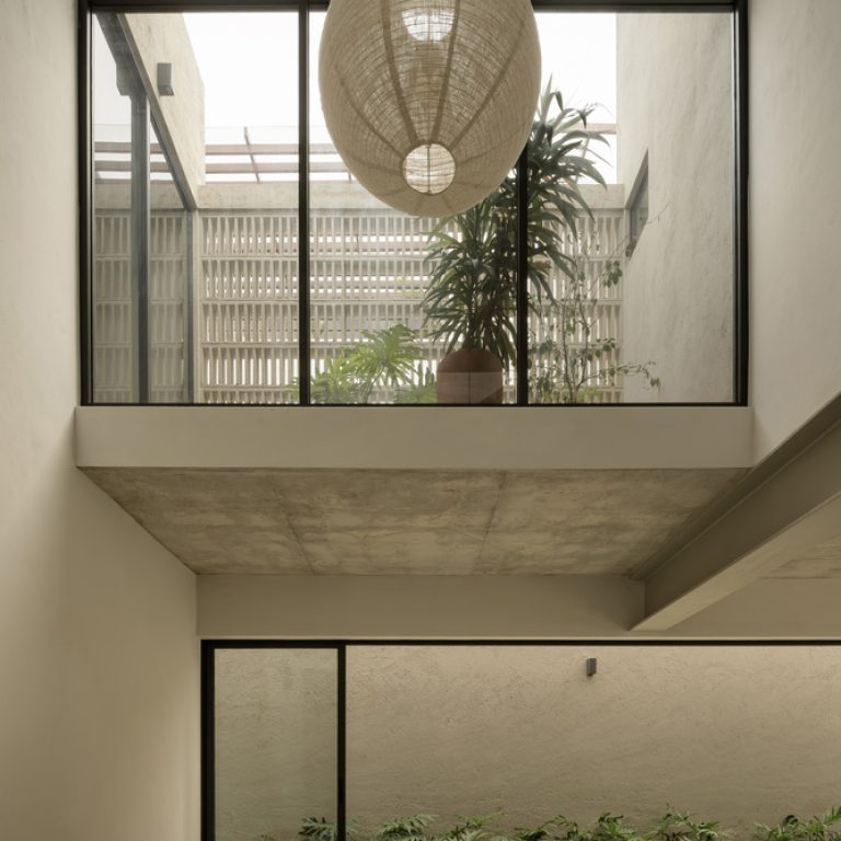 Casa Bosques Vallarta en Zapopan: Arquitectura de Patios y Concreto | Díaz Webster
