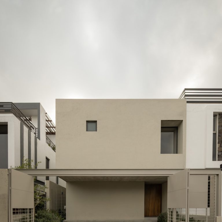 Casa Bosques Vallarta en Zapopan: Arquitectura de Patios y Concreto | Díaz Webster