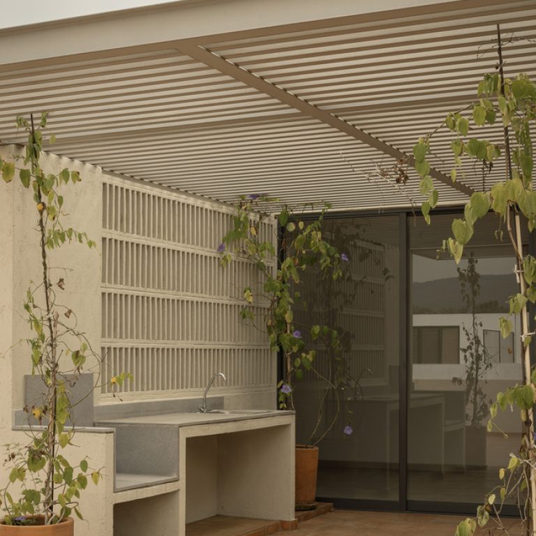 Casa Bosques Vallarta en Zapopan: Arquitectura de Patios y Concreto | Díaz Webster