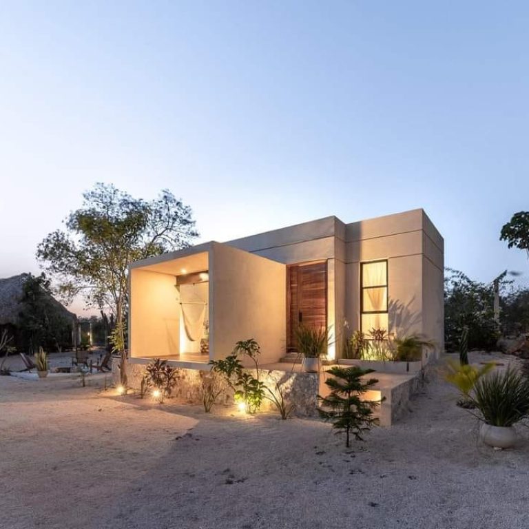 Casa Bungalow en Yucatán: Diseño residencial por V+A Arquitectura. fachada al atardecer dede una perpectiva lateral