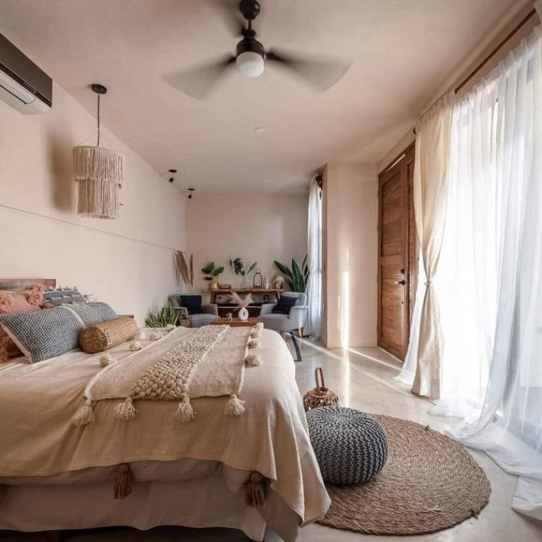 Casa Bungalow en Yucatán: Diseño residencial por V+A Arquitectura. Habitacion con cama y ventilador de techo