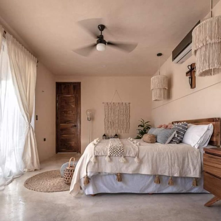 Casa Bungalow en Yucatán: Diseño residencial por V+A Arquitectura. Cuarto con cama y puerta de madera