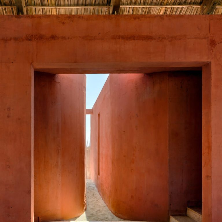Casa Caimán en Oaxaca: Arquitectura Vernácula y Concreto Pigmentado