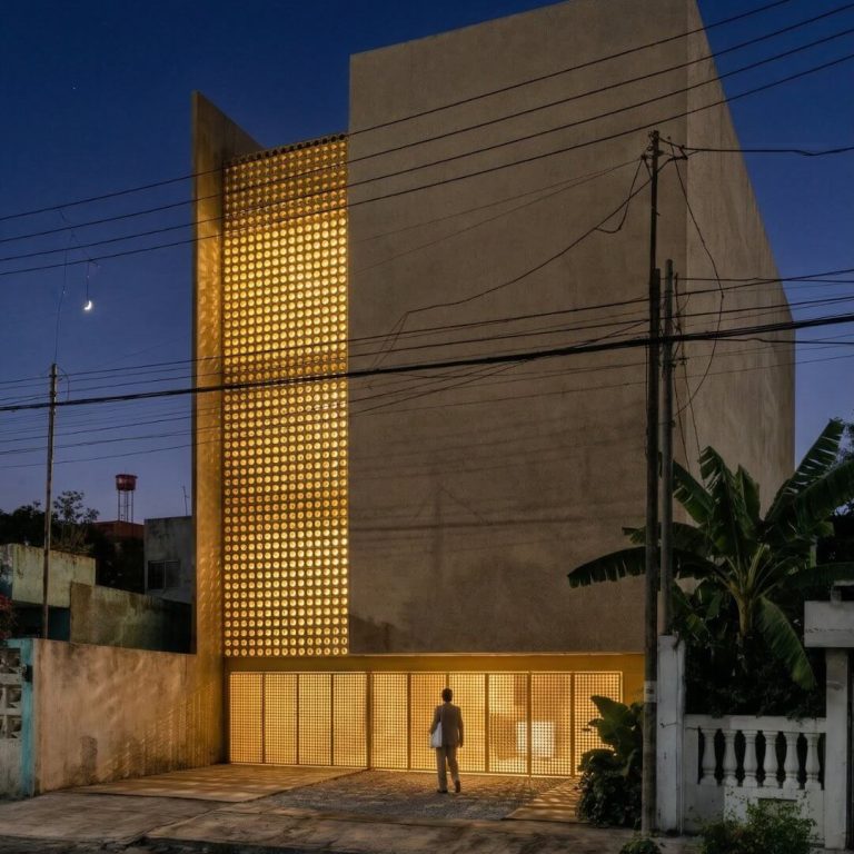Casa Caimito: Arquitectura Minimalista y Celosías en Cancún