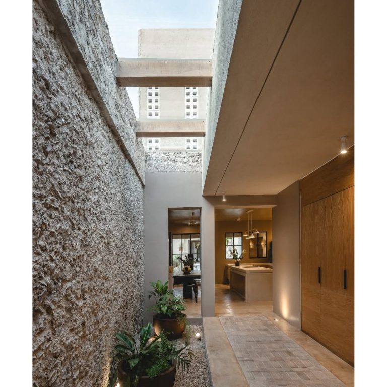 Casa Camila en Yucatán. pasillo de acceso con jardin
