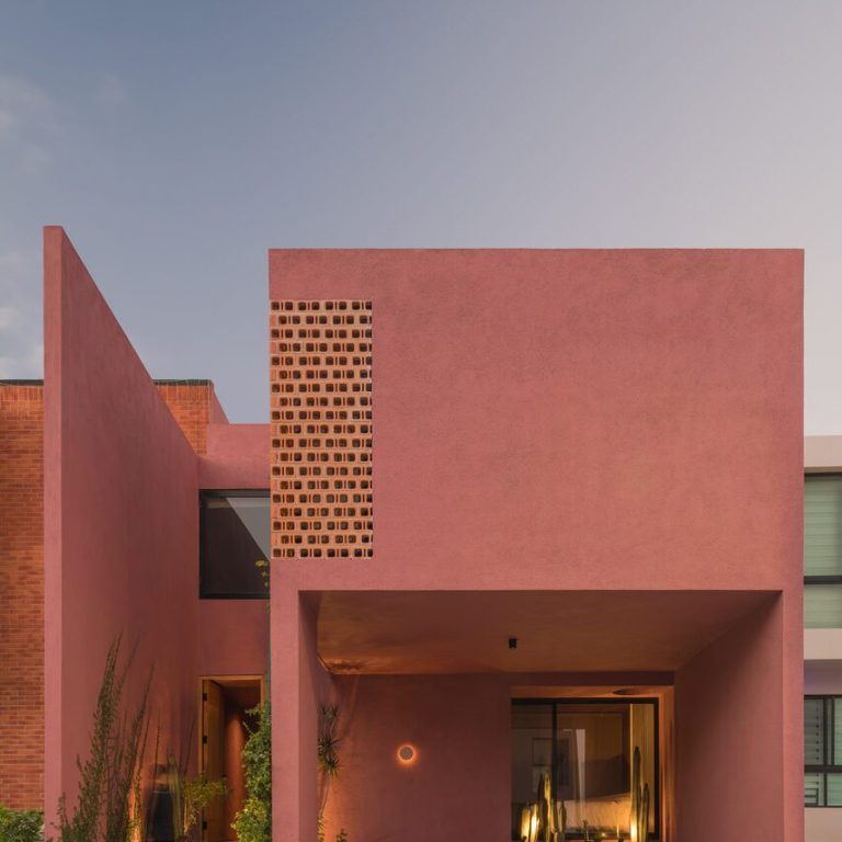 Fachada rosa de Casa Cardona en San Luis Potosí