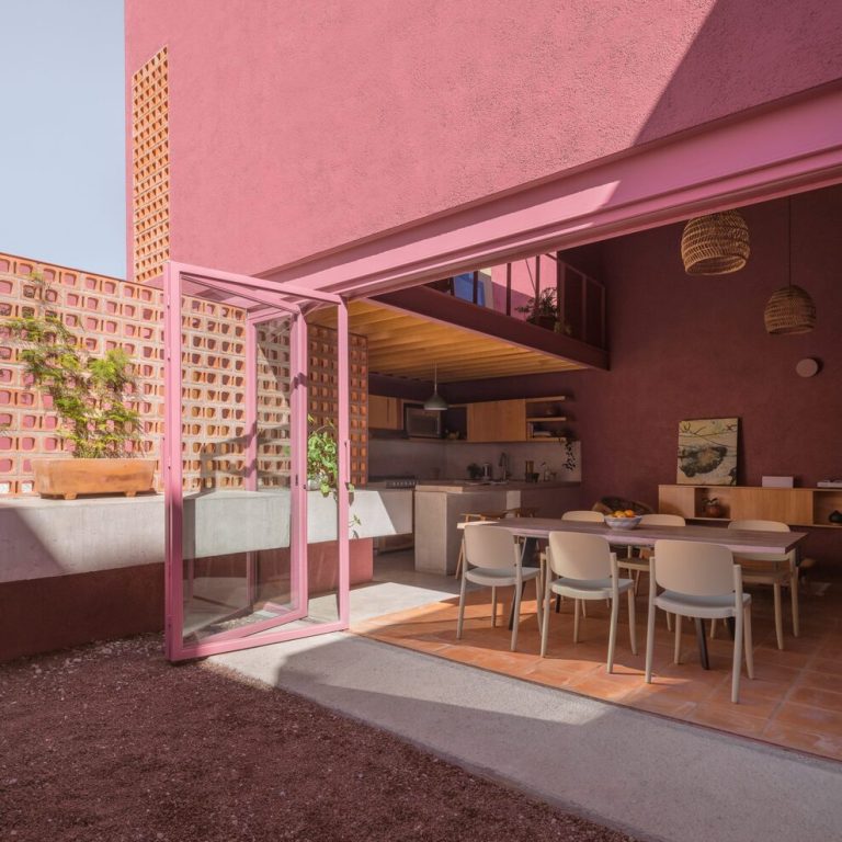 Comedor, patio y celosías de Casa Cardona