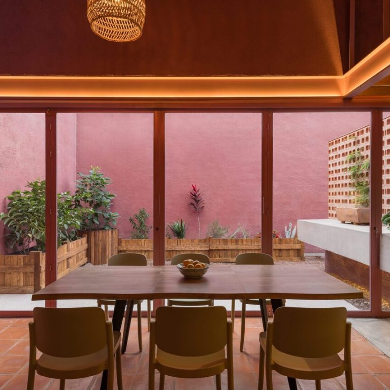 Comedor con vista al jardín de Casa Cardona