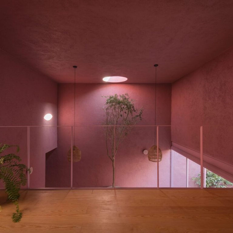 Volumetría interior y luz natural de Casa Cardona