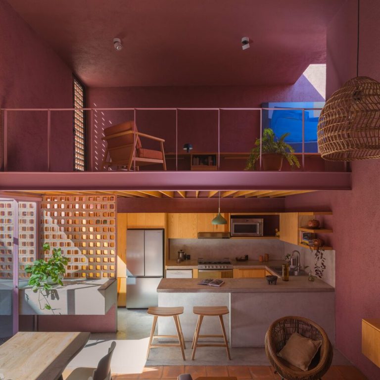 Cocina y estancia de doble altura en Casa Cardona
