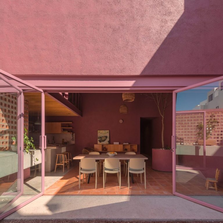 Detalle de iluminación natural y muros rosas de Casa Cardona