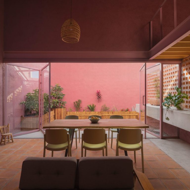 Comedor abierto hacia el patio de Casa Cardona