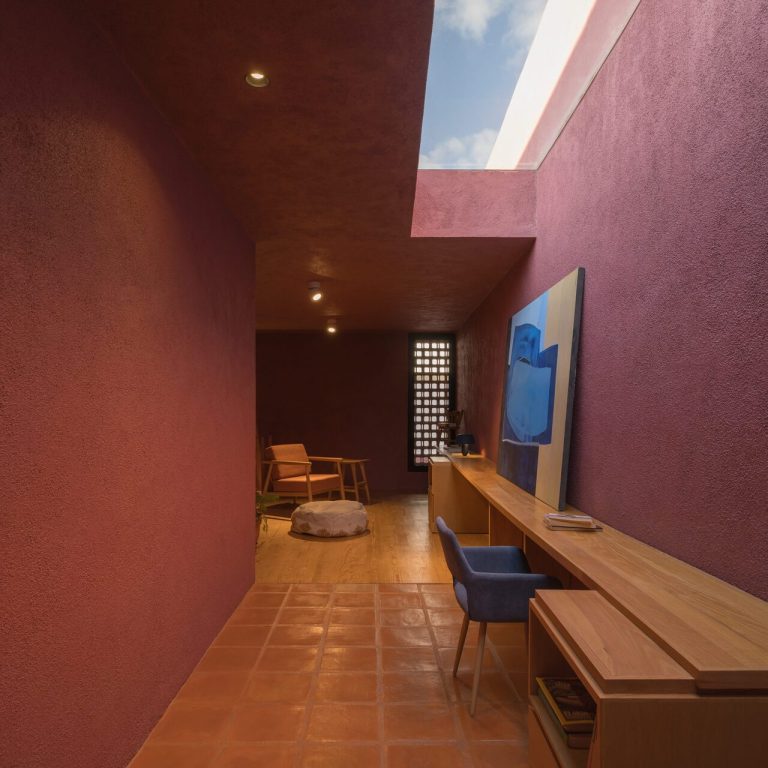 Patio interior y vegetación de Casa Cardona en San Luis Potosí