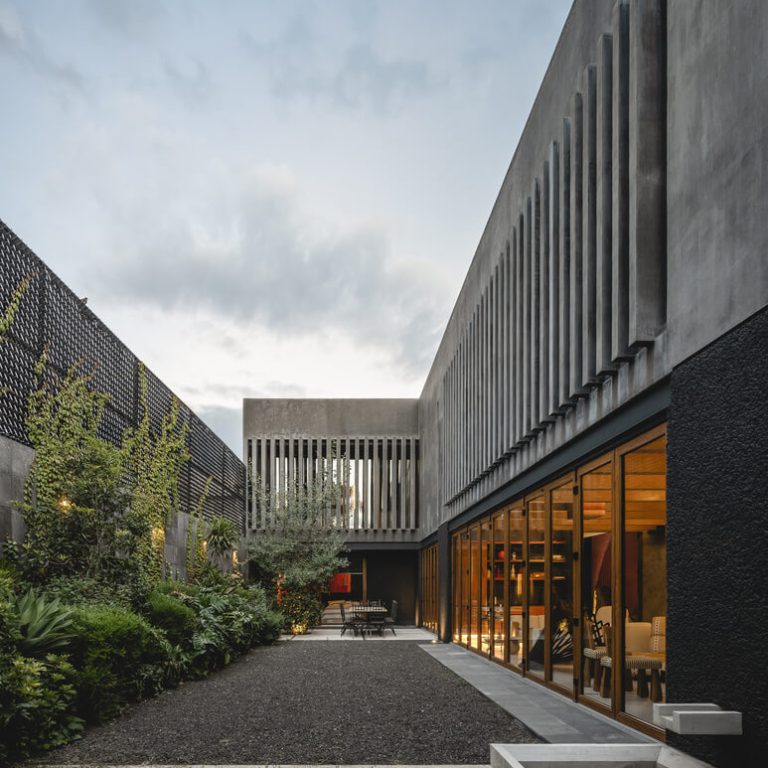 Casa Ceniza en CdMX: Arquitectura de Concreto y Paisaje | TACO