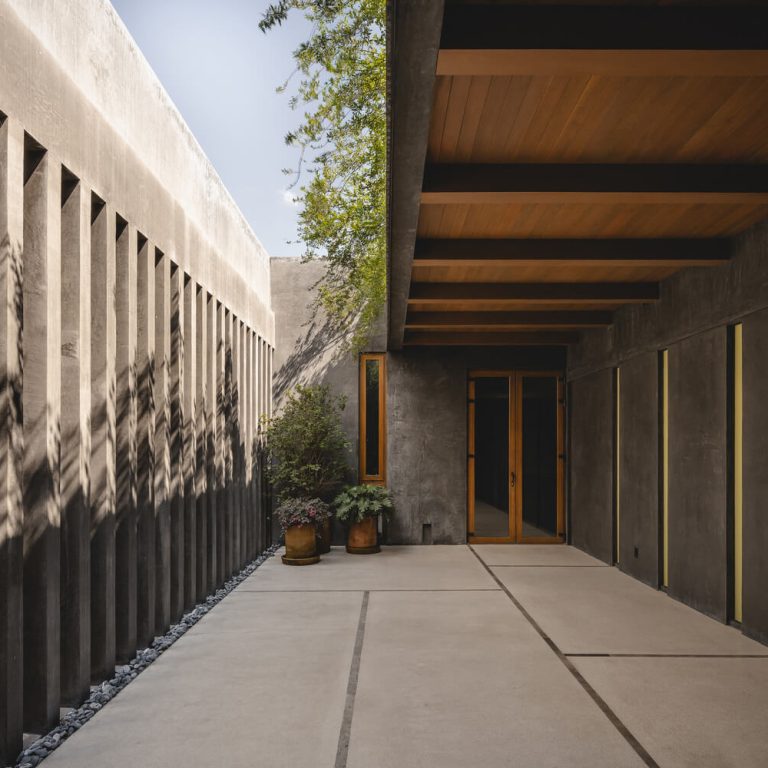Casa Ceniza en CdMX: Arquitectura de Concreto y Paisaje | TACO