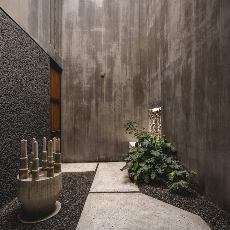 Casa Ceniza en CdMX: Arquitectura de Concreto y Paisaje | TACO
