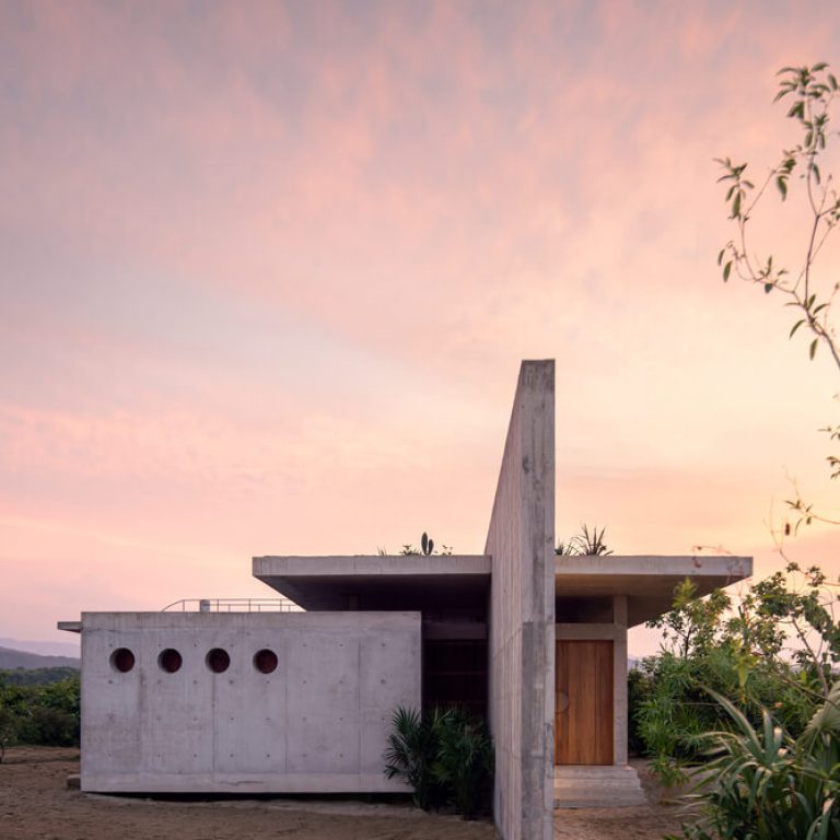 Vista exterior de Casa Cieno en Puerto Escondido por TAC Taller Alberto Calleja