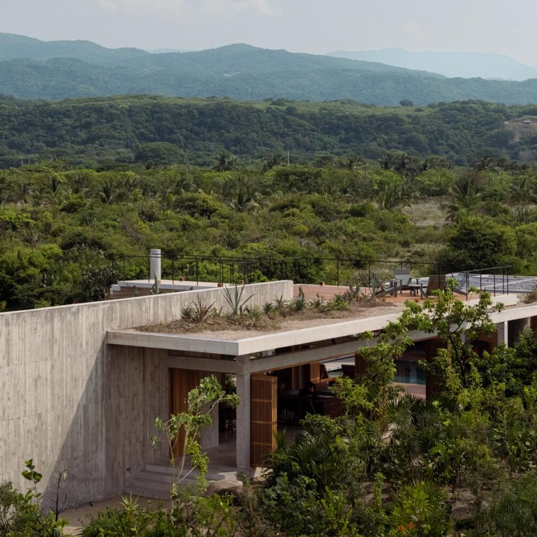 Terraza de Casa Cieno integrada al paisaje de Puerto Escondido