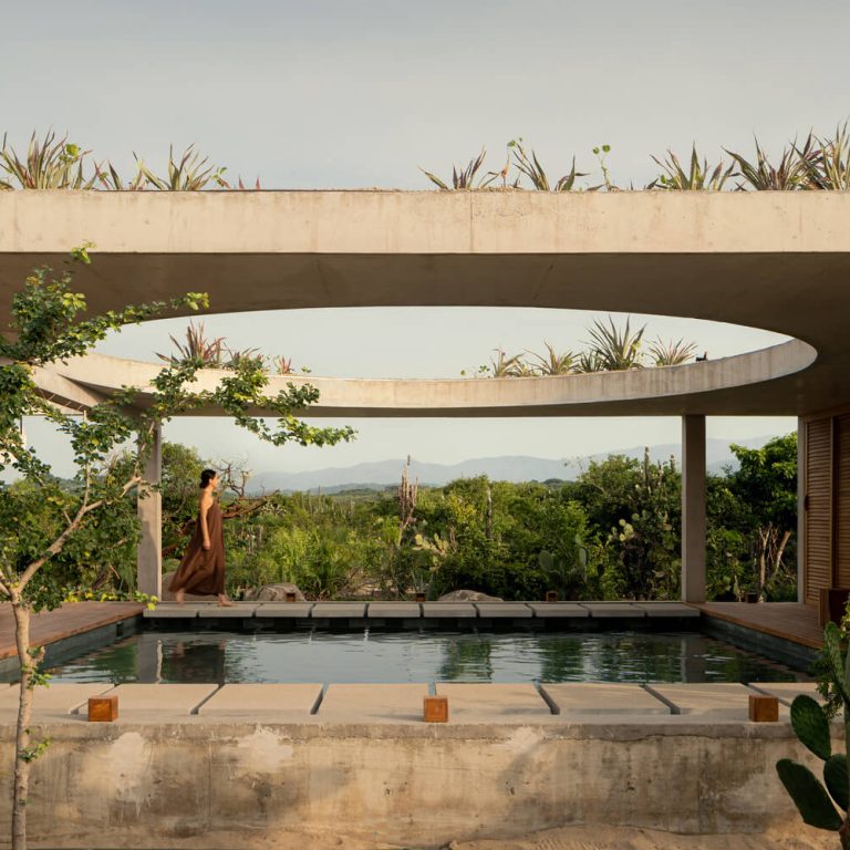 Detalle de concreto aparente y madera en Casa Cieno