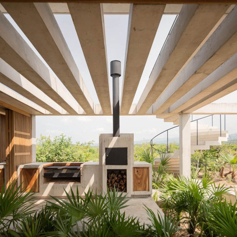 Espacio social de Casa Cieno iluminado naturalmente