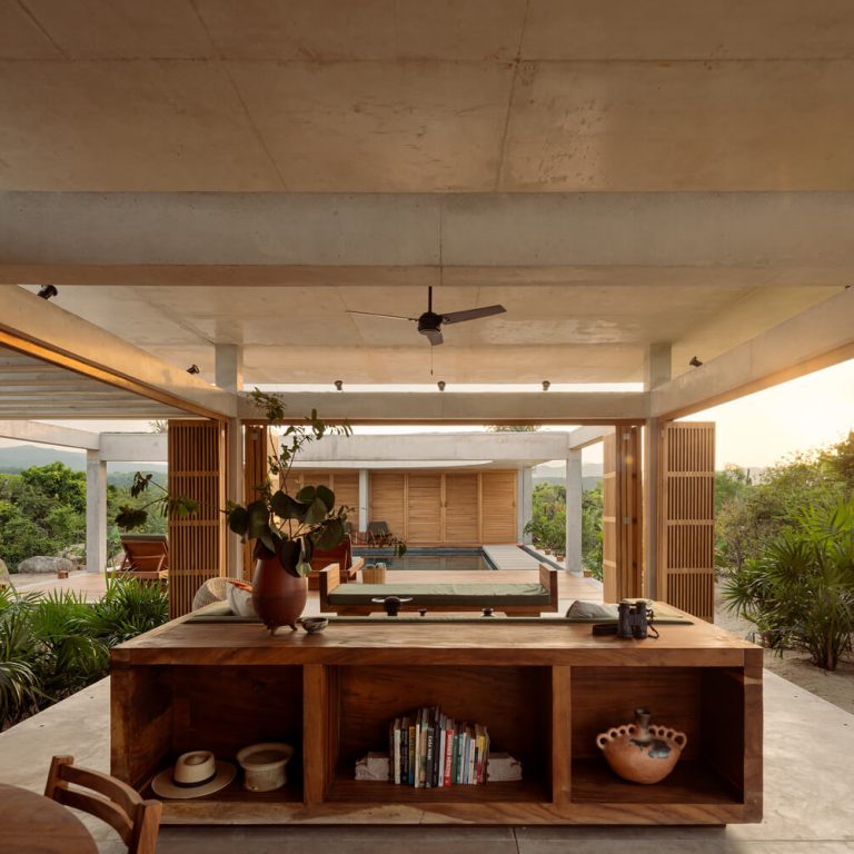 Arquitectura de concreto y madera de Casa Cieno