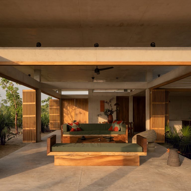 Habitación conectada visualmente con el patio de Casa Cieno