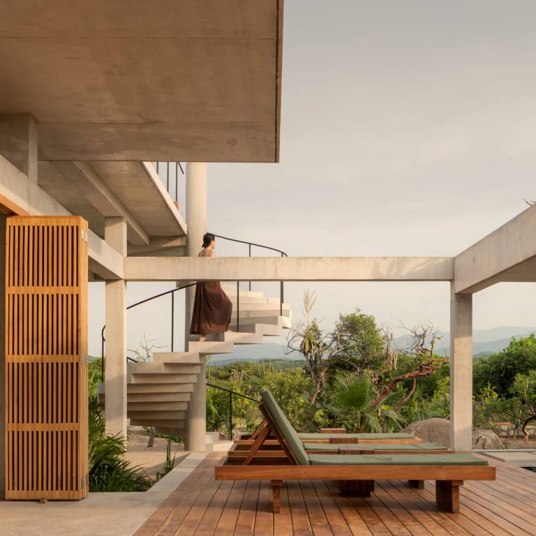 Área interior con estructura y acabados de madera en Casa Cieno