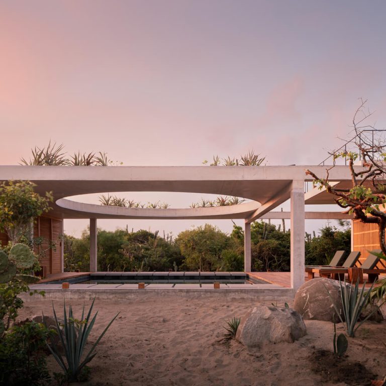 Fachada interior con carpinterías de madera de Casa Cieno