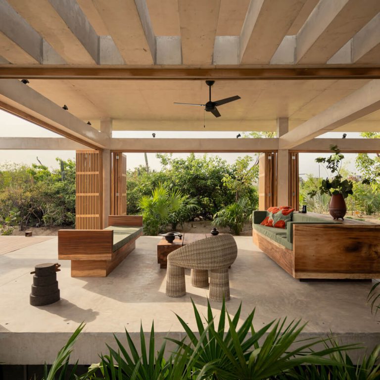 Patio y espacios habitables conectados en Casa Cieno