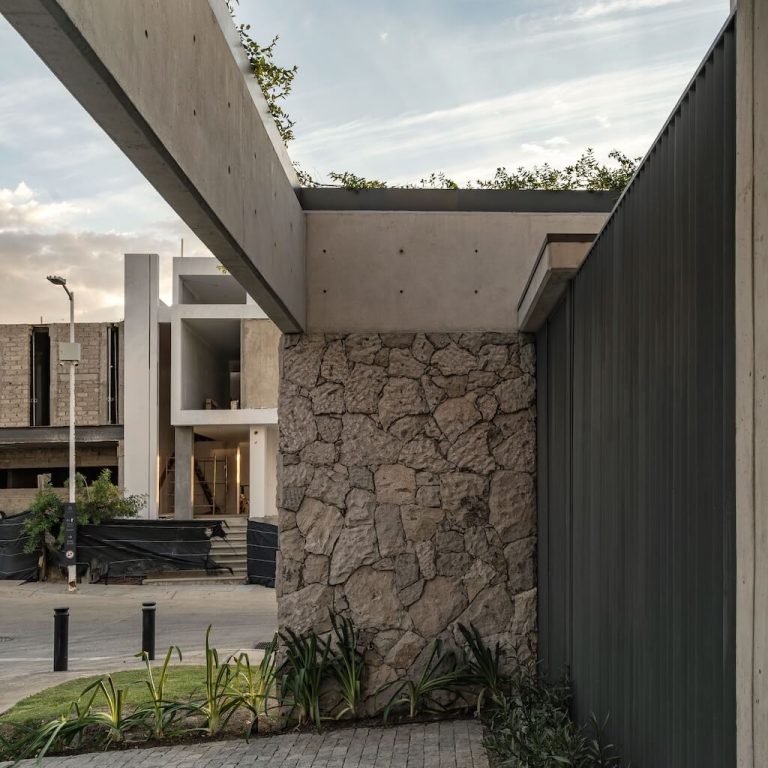 Casa Contreras en Zapopan por Bernardo Bross Arquitectura
