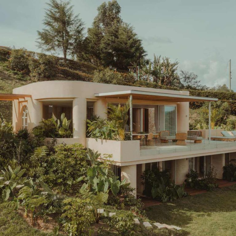 Casa Covva en Medellín: Arquitectura Orgánica de 450 m² que Rinde Tributo al Ágape por Bon Studio.