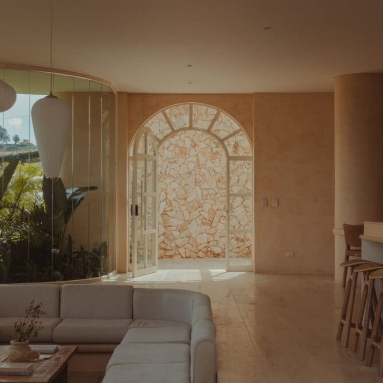 Casa Covva en Medellín: Arquitectura Orgánica de 450 m² que Rinde Tributo al Ágape por Bon Studio.