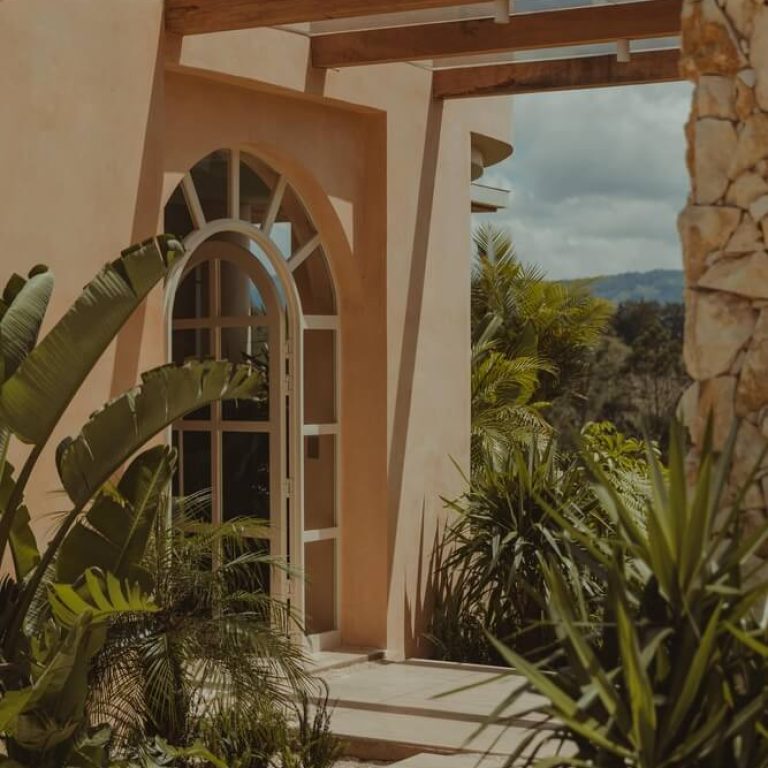 Casa Covva en Medellín: Arquitectura Orgánica de 450 m² que Rinde Tributo al Ágape por Bon Studio.