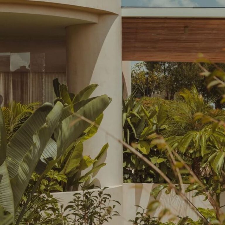 Casa Covva en Medellín: Arquitectura Orgánica de 450 m² que Rinde Tributo al Ágape por Bon Studio.