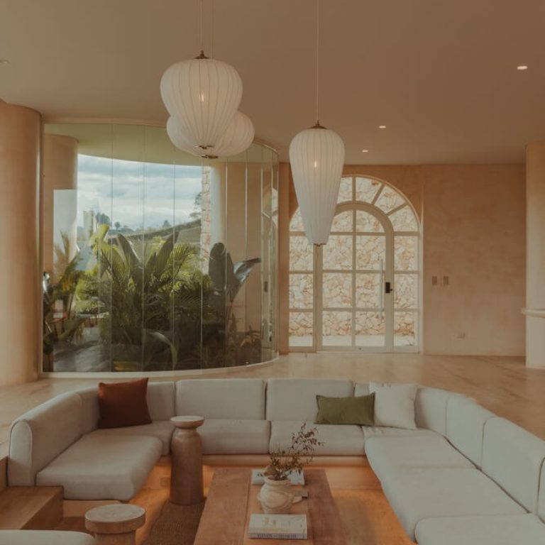 Casa Covva en Medellín: Arquitectura Orgánica de 450 m² que Rinde Tributo al Ágape por Bon Studio.