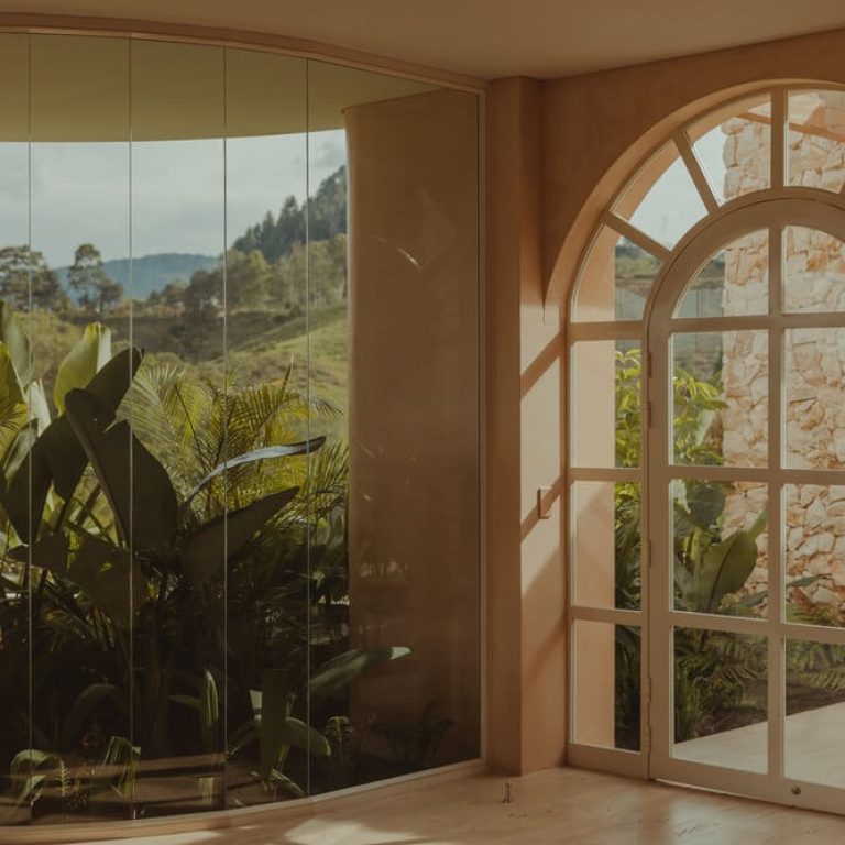 Casa Covva en Medellín: Arquitectura Orgánica de 450 m² que Rinde Tributo al Ágape por Bon Studio.