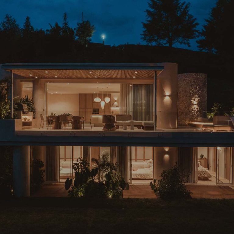 Casa Covva en Medellín: Arquitectura Orgánica de 450 m² que Rinde Tributo al Ágape por Bon Studio.