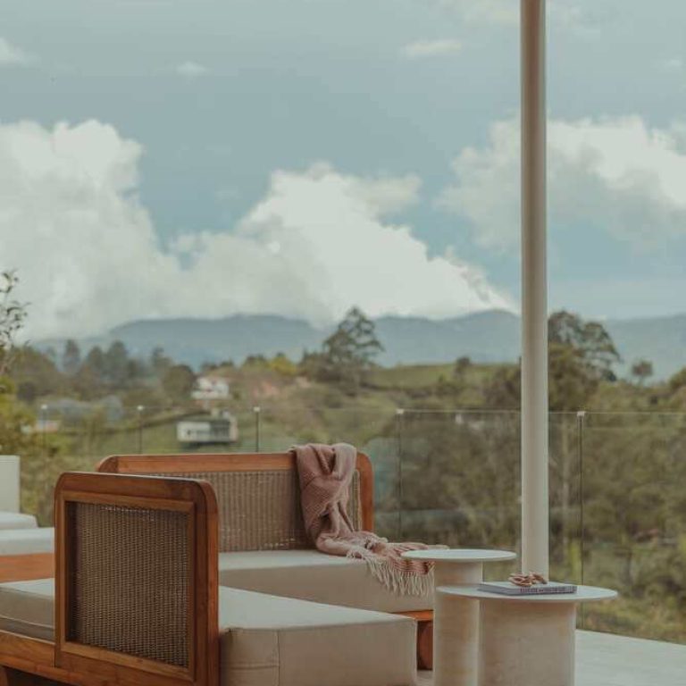 Casa Covva en Medellín: Arquitectura Orgánica de 450 m² que Rinde Tributo al Ágape por Bon Studio.