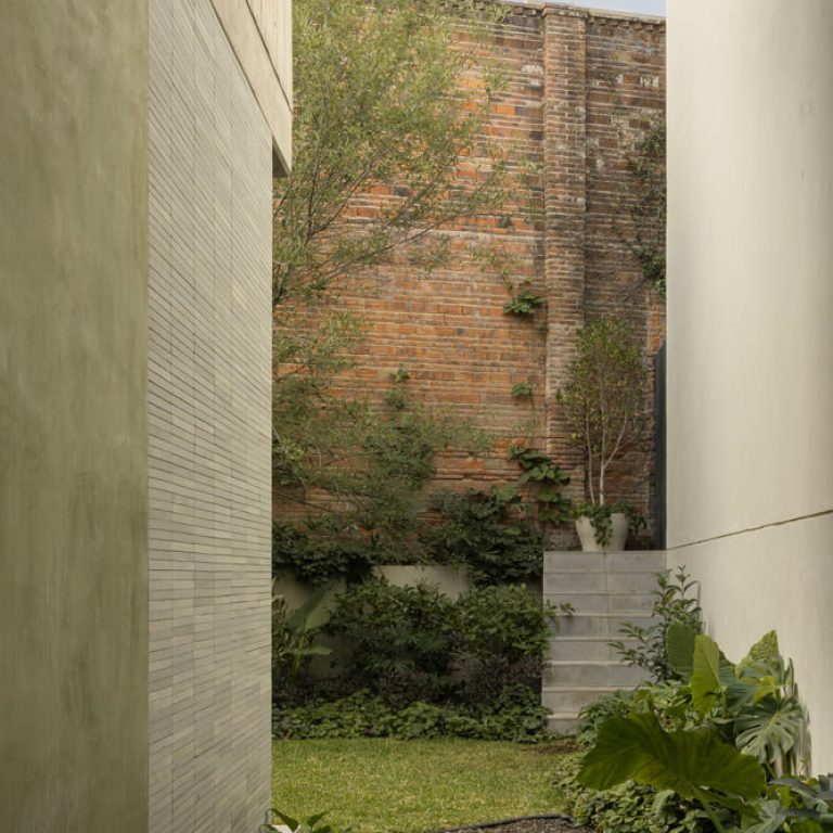 Casa DLCA por 0studio Arquitectura: Integración Paisajística y Diseño
