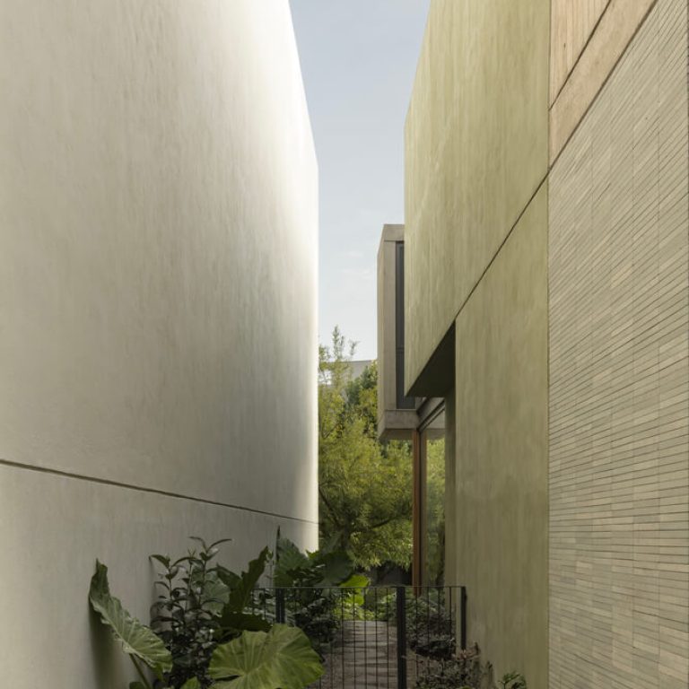 Casa DLCA por 0studio Arquitectura: Integración Paisajística y Diseño