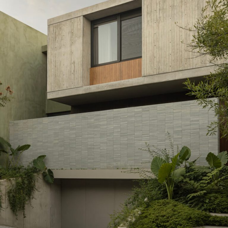 Casa DLCA por 0studio Arquitectura: Integración Paisajística y Diseño