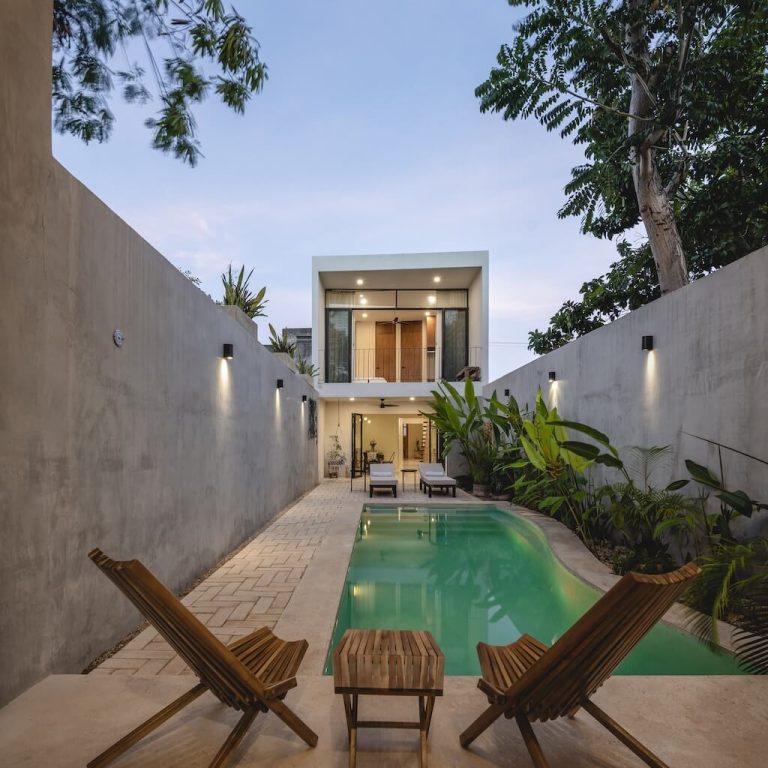 Patio y alberca de Casa Doble R por Taller Estilo Arquitectura