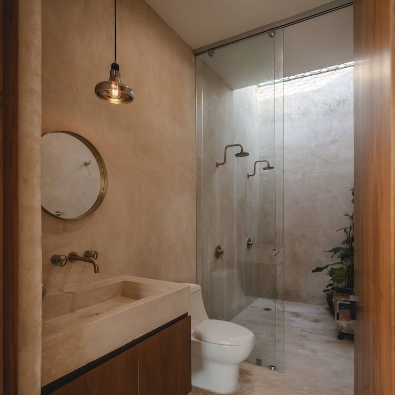 Dormitorio con mobiliario de madera en Casa Doble R