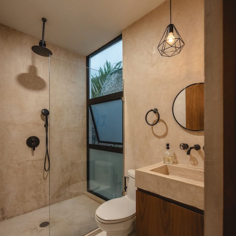 Sala con muro de piedra aparente en Casa Doble R