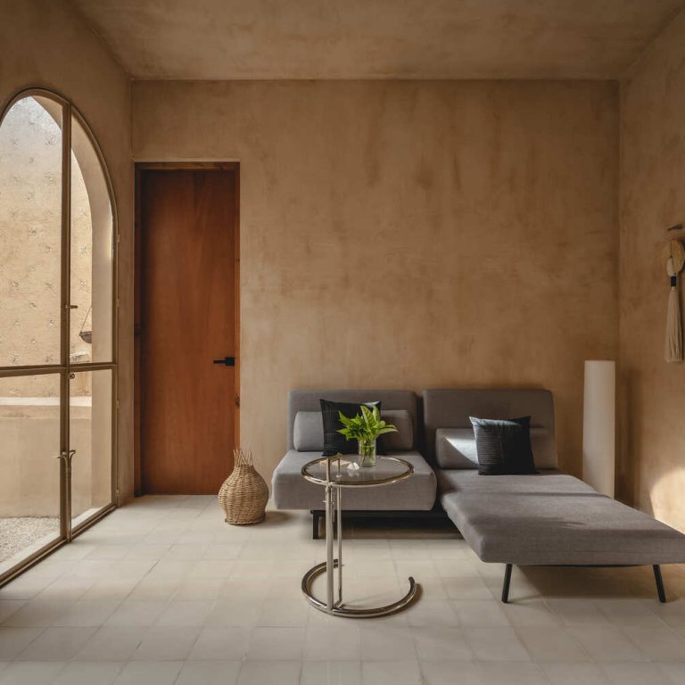 Sala con acabado tipo chukum de Casa Ermita C70
