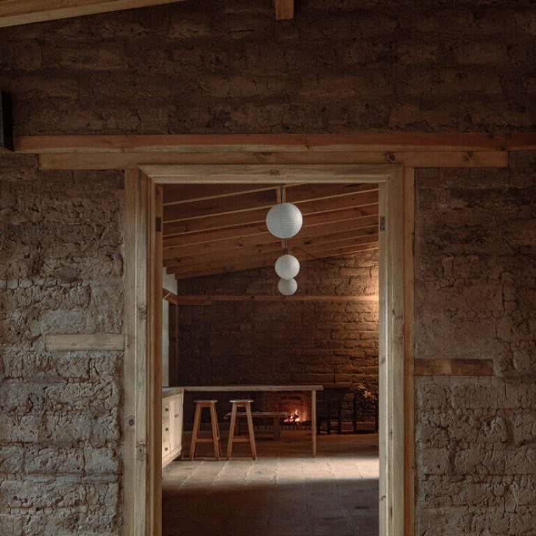 Cocina y comedor dentro del antiguo volumen de adobe de Casa Estelí