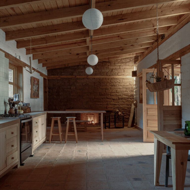 Sala con chimenea en el núcleo social de Casa Estelí